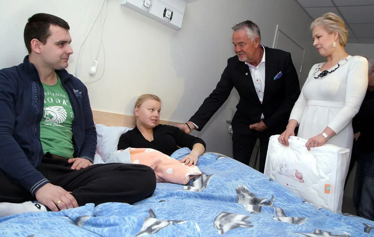 Esimeste seas said esemed kätte Kristjan Rea (pildil vasakult) ja Kadri Rea ning nende eile sündinud poeg, üleandjaks Peter Hunt ja Tallinna lastehaigla toetusfondi patroon Evelin Ilves.