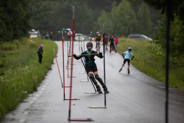 Läti ja Eesti mäesuusatajad proovisid Eestis uut spordiala – rullslaalomit.