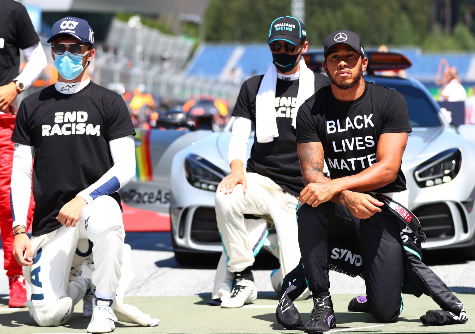Lewis Hamiltoni algatatud rahumeelse demonstratsiooniga on kaasa läinud mitmed vormelipiloodid.