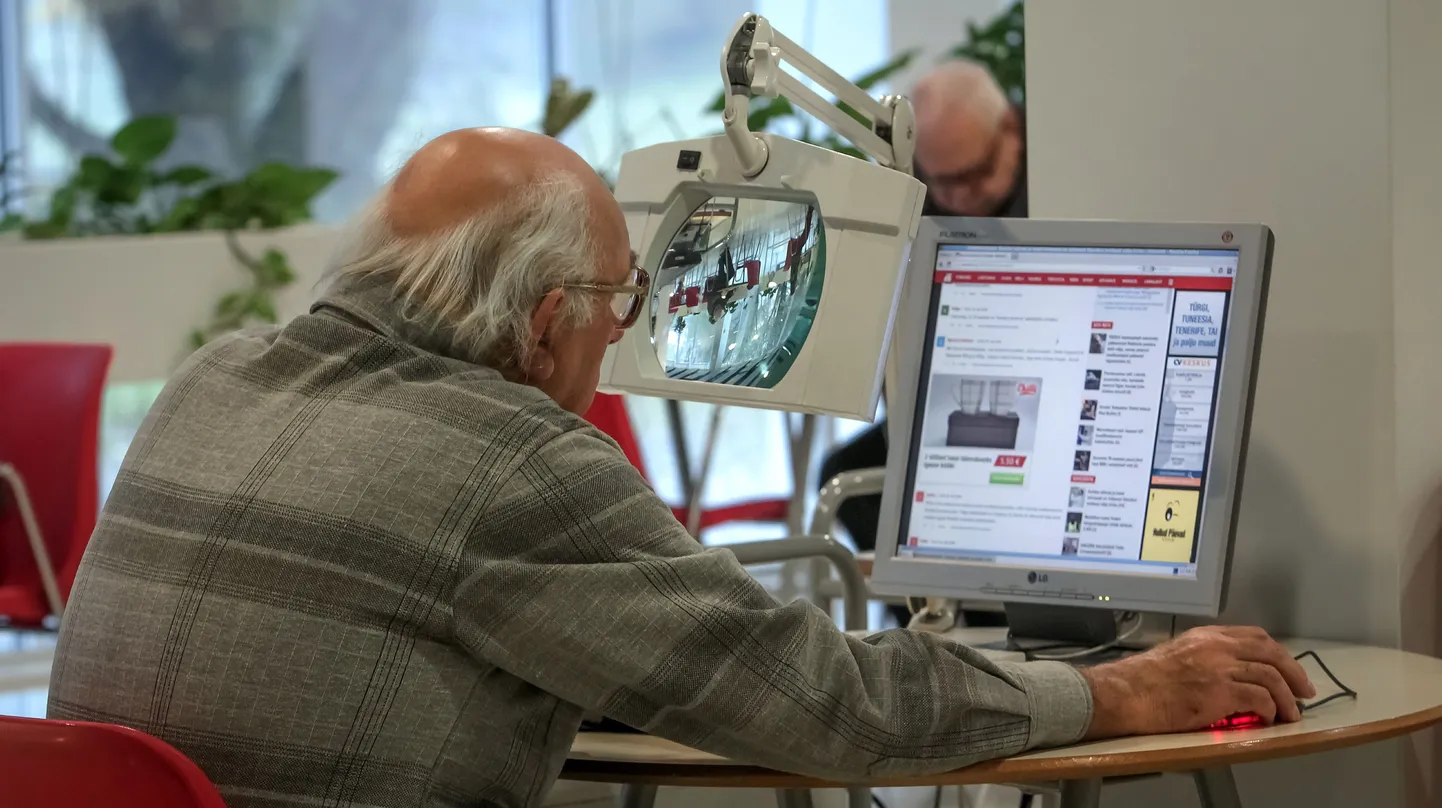 Pensionär arvutit kasutamas.