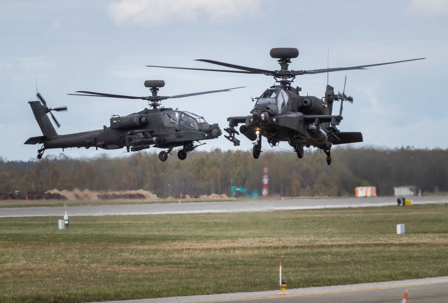Вертолеты Wildcat и Apache в Эмари. Иллюстративное фото.