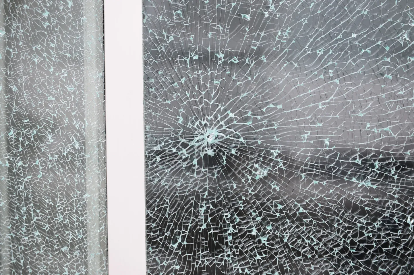 LHV peakontori lõhutud aknad
