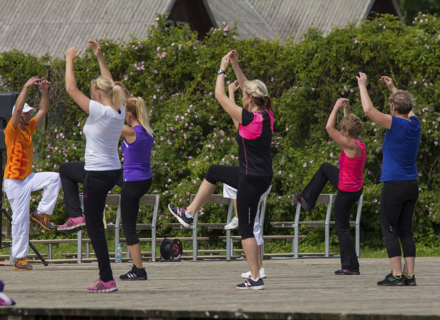 Suveaeroobika esimest tundi Viljandi järve äärsel korvpalliväljakul juhendab treener Enn Meiesaar.