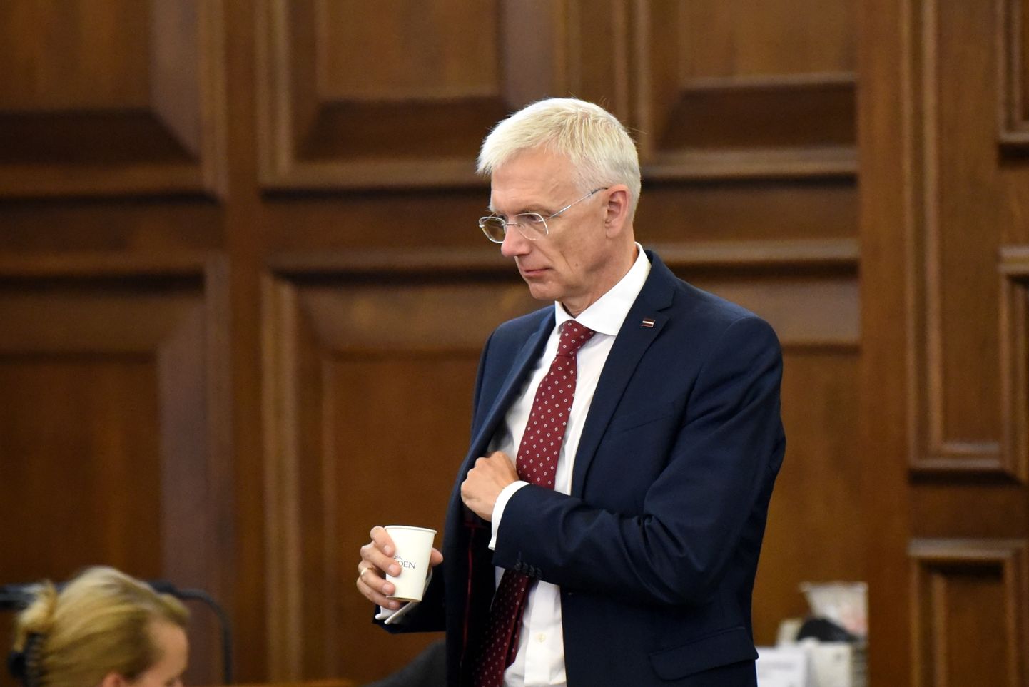 Līdzšinējais Ministru prezidents Krišjānis Kariņš Saeimas ārkārtas sēdes laikā, kurā paredzēts balsojums par uzticības izteikšanu Evikas Siliņas izveidotajam Ministru kabinetam.