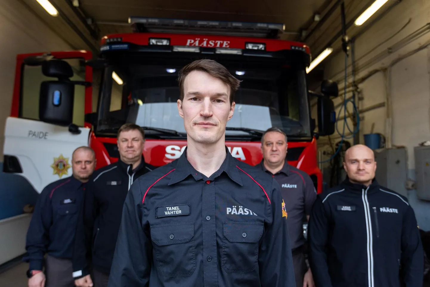 Rapla-Järvamaa päästepiirkonna juhataja Tanel Vahter (esiplaanil) ja tema siinne meeskond: endine vanemoperatiivkorrapidaja, praegune peaspetsialist Pavel Ivanov (vasakult), Aravete päästekomando pealik, endine Järvamaa päästepiirkonna juhataja Arvi Luuk, Koeru päästekomando pealik Sven Selge ja Paide-Türi päästekomando pealik Ilmar Koppel.