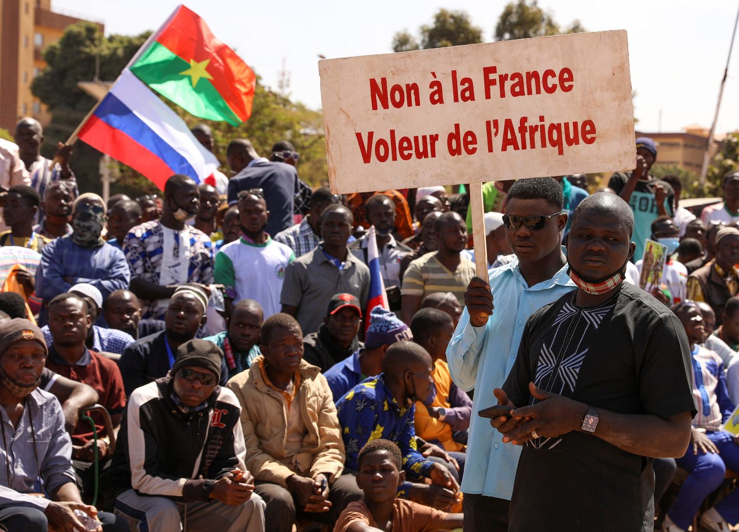 Meeleavaldajad nõuavad Prantsuse vägede lahkumist Burkina Fasost, lehvitavad ka Venemaa lippu.
