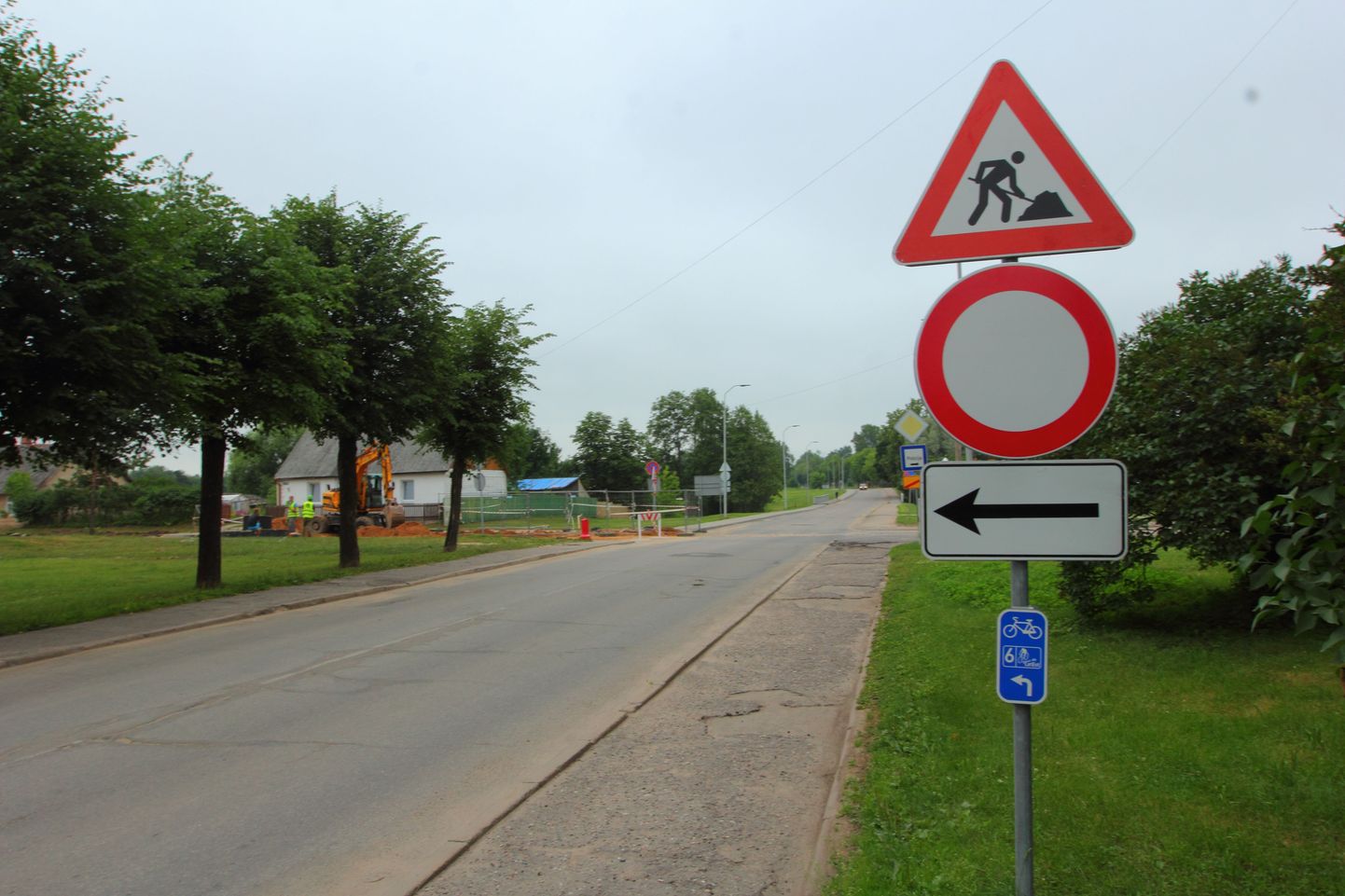 Keelumärk Rūjienas tänavas keelab keskusest tulijale vasakule ehk Ausekļa tänavasse sõitmist.