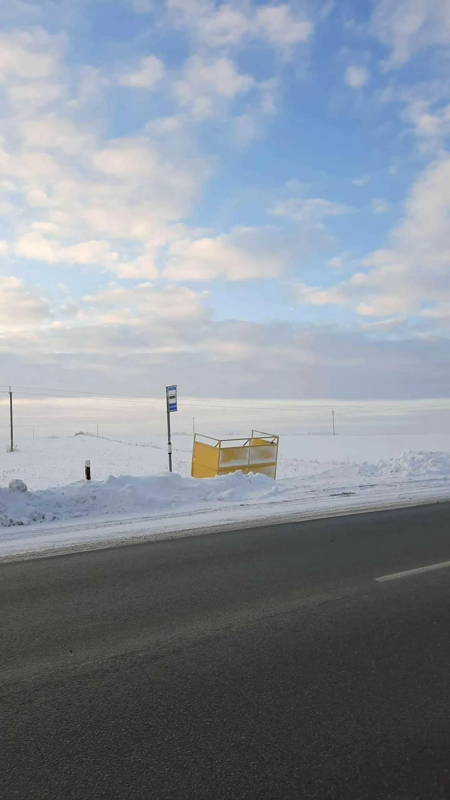 Kisuveres saab torm Birgiti järel näha uppi lennanud bussiootepaviljoni.