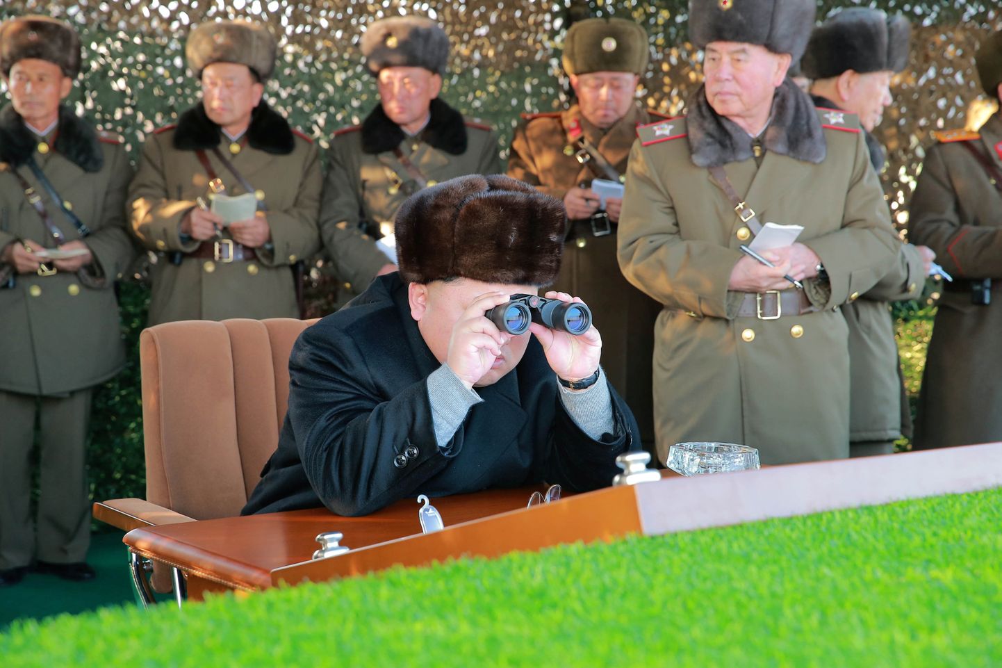 Põhja-Korea liider Kim Jong-un relvakatsetusi jälgimas. Pilt ei ole kolmapäevaselt testilt.