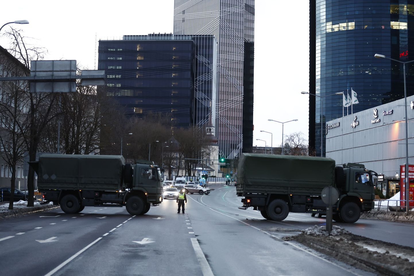Около тысячи человек обеспечивали безопасность на улицах Таллинна во время визита президента Владимира Зеленского.