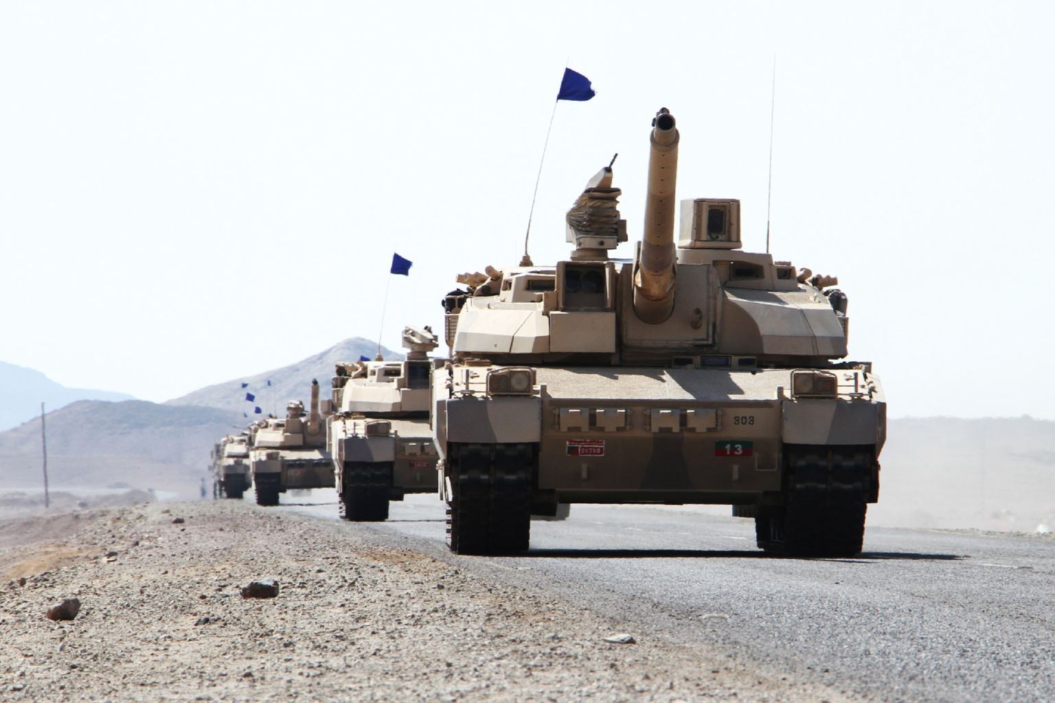 Saudi Araabia tankikolonn liikumas Jeemeni piirile.