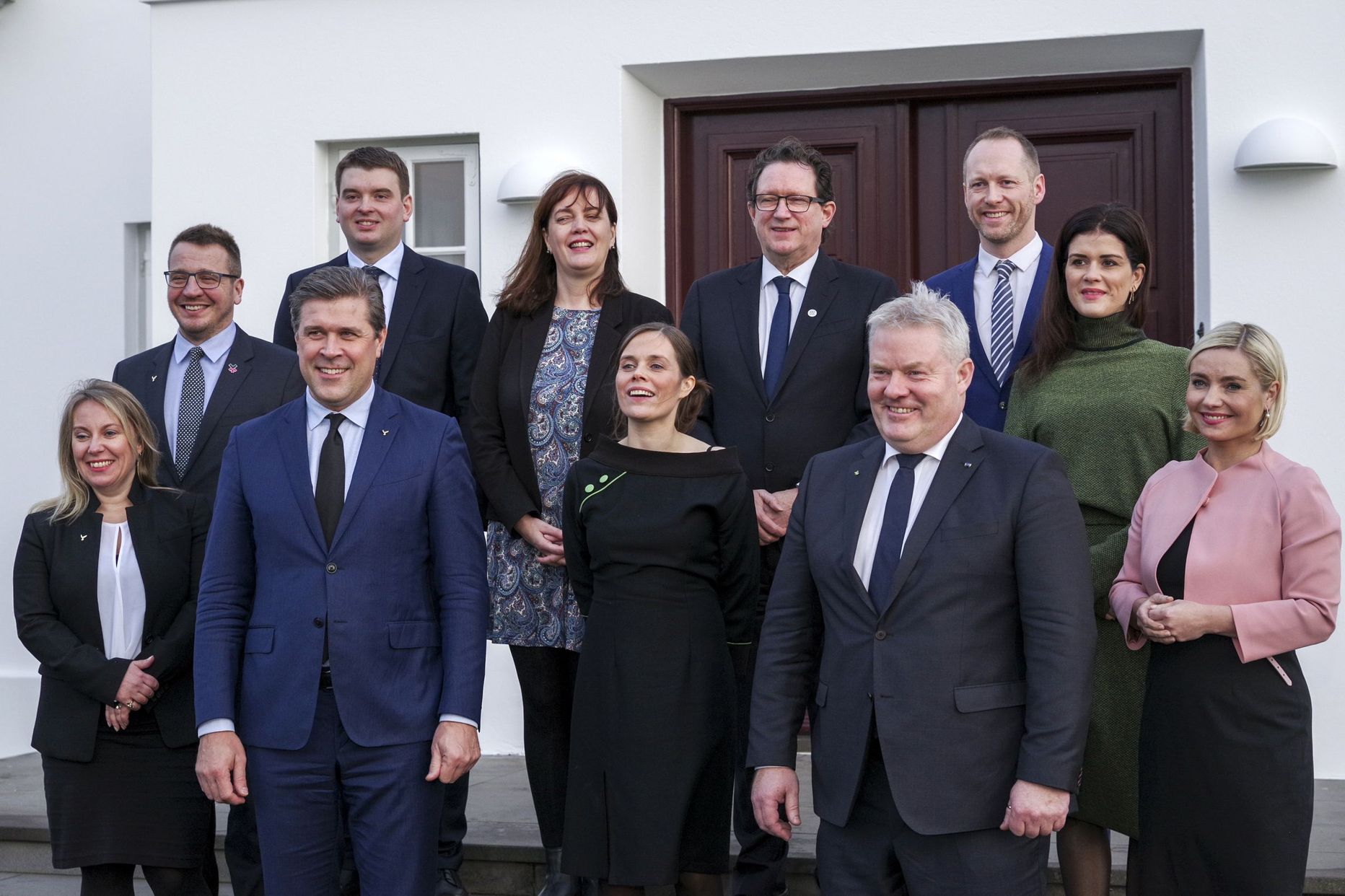 Islandi uus peaminister Katrín Jakobsdóttir (keskel) poseerimas koos oma valitsuskabinetiga eile Reykjavíkis.