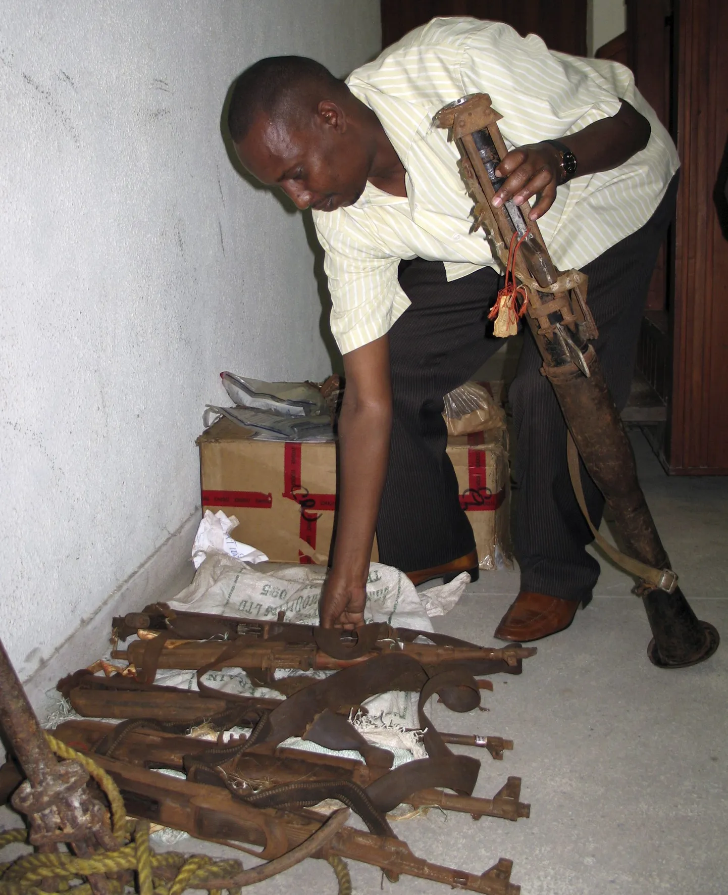 Kenya politseinik uurib Somaalia piraatidelt ära võetud relvi.