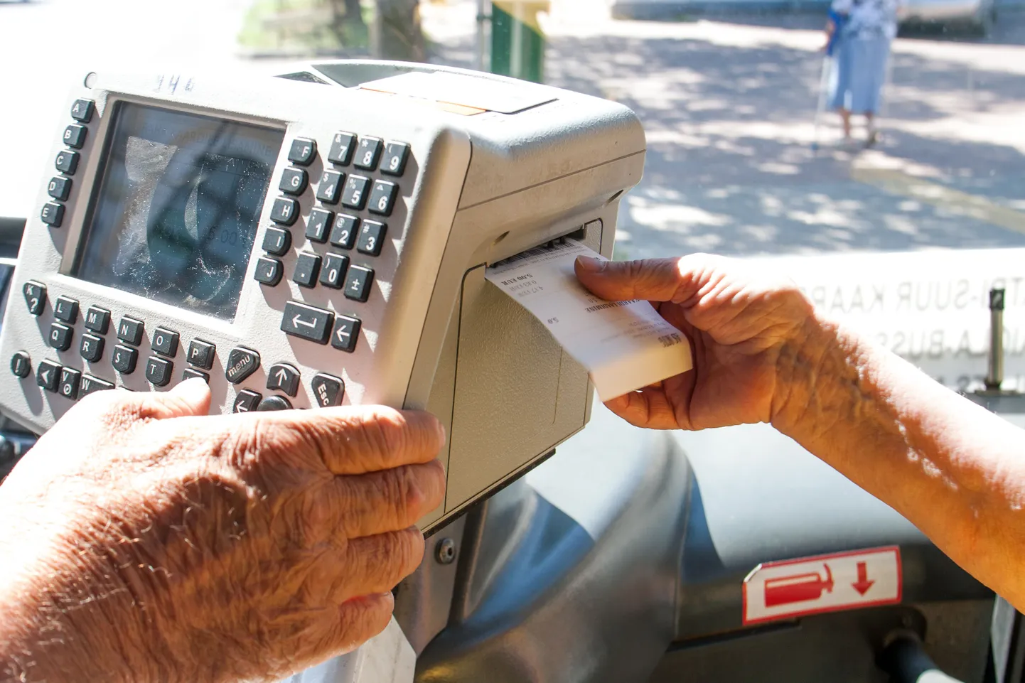 Kui praegu peavad Viljandi pensionärid bussipiletite kulutšekid kokku korjama, et need sotsiaalameti kassas raha vastu vahetada, siis peagi nad seda teed enam ette võtma ei pea.
