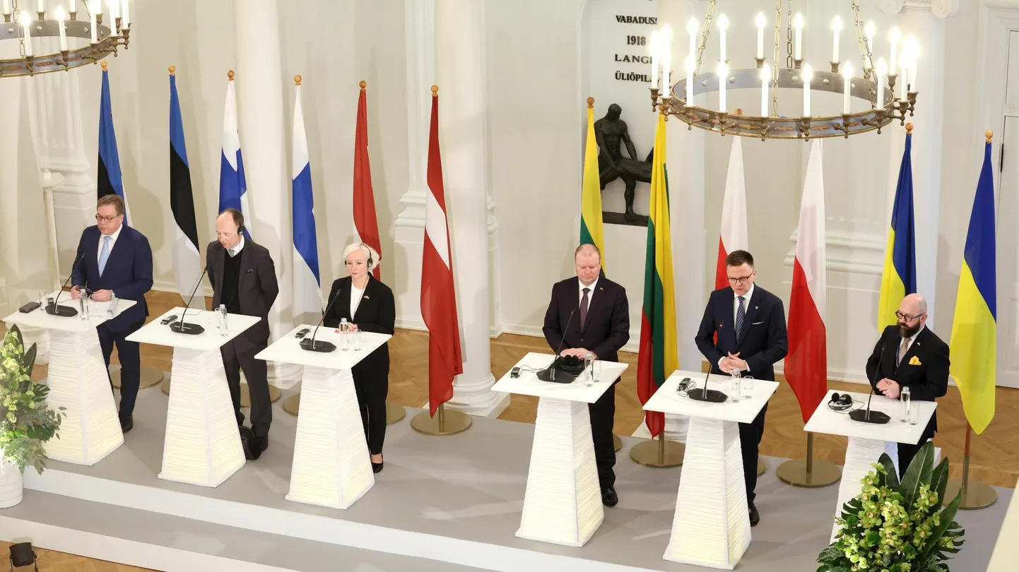 Venemaaga piirneva kuue riigi parlamendispiikrite pressiavaldused Tartu Ülikooli aulas Ukraina sõja ja regionaalse julgeoleku teemadel 3. veebruaril 2025. Pildil vasakult: Riigikogu spiiker Lauri Hussar, Soome Eduskunta esimees Jussi Halla-aho, Läti seimi esimees Daiga Mieriņa, Leedu seimi esimees Saulius Skvernelis, Poola seimi marssal Szymon Hołownia ja Ukraina suursaadik.