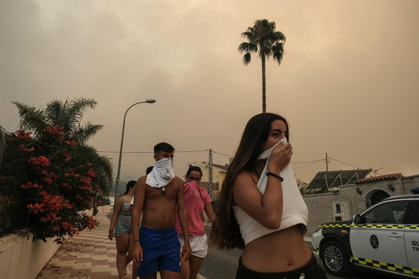Lõuna-Hispaanias Malaga lähistel asuva Alhaurín de la Torre linna elanikud kaitsevad end läheneva maastikupõlengu suitsu eest. 