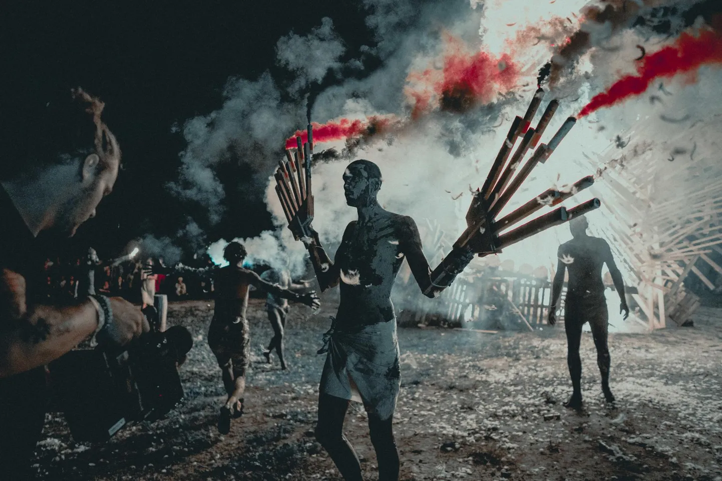 Raekojas avatav näitus annab video vahendusel ülevaate Non Grata viimaste aastate tegevusest. Pildil performance “Phoenix”.