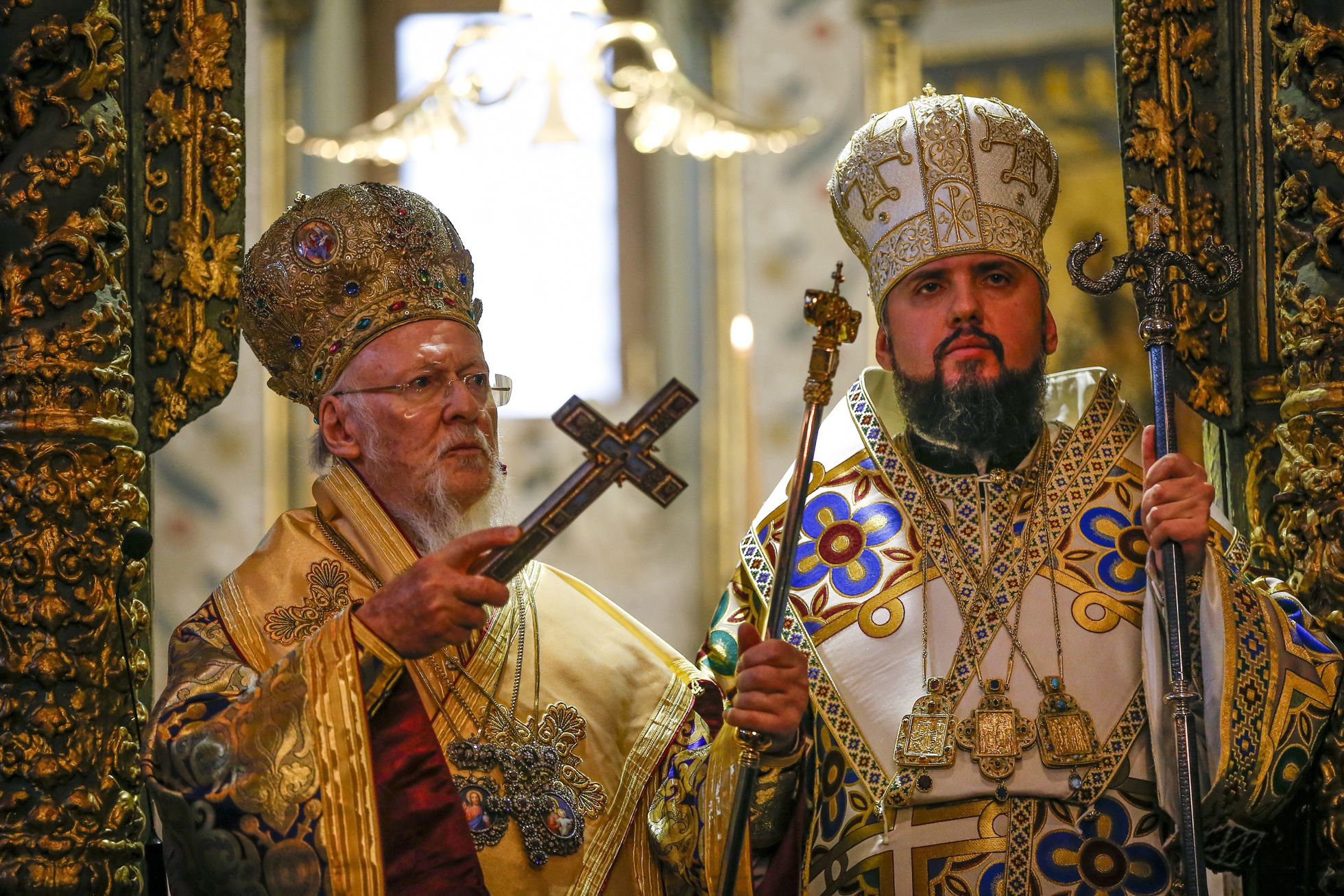Konstantinoopoli patriarh Bartholomeus (vasakul) ja Ukraina õigeusu kiriku juht metropoliit Epifanius jumalateenistusel pärast Ukraina õigeusu kiriku iseseisvust tunnistanud tomose esitlemist. 