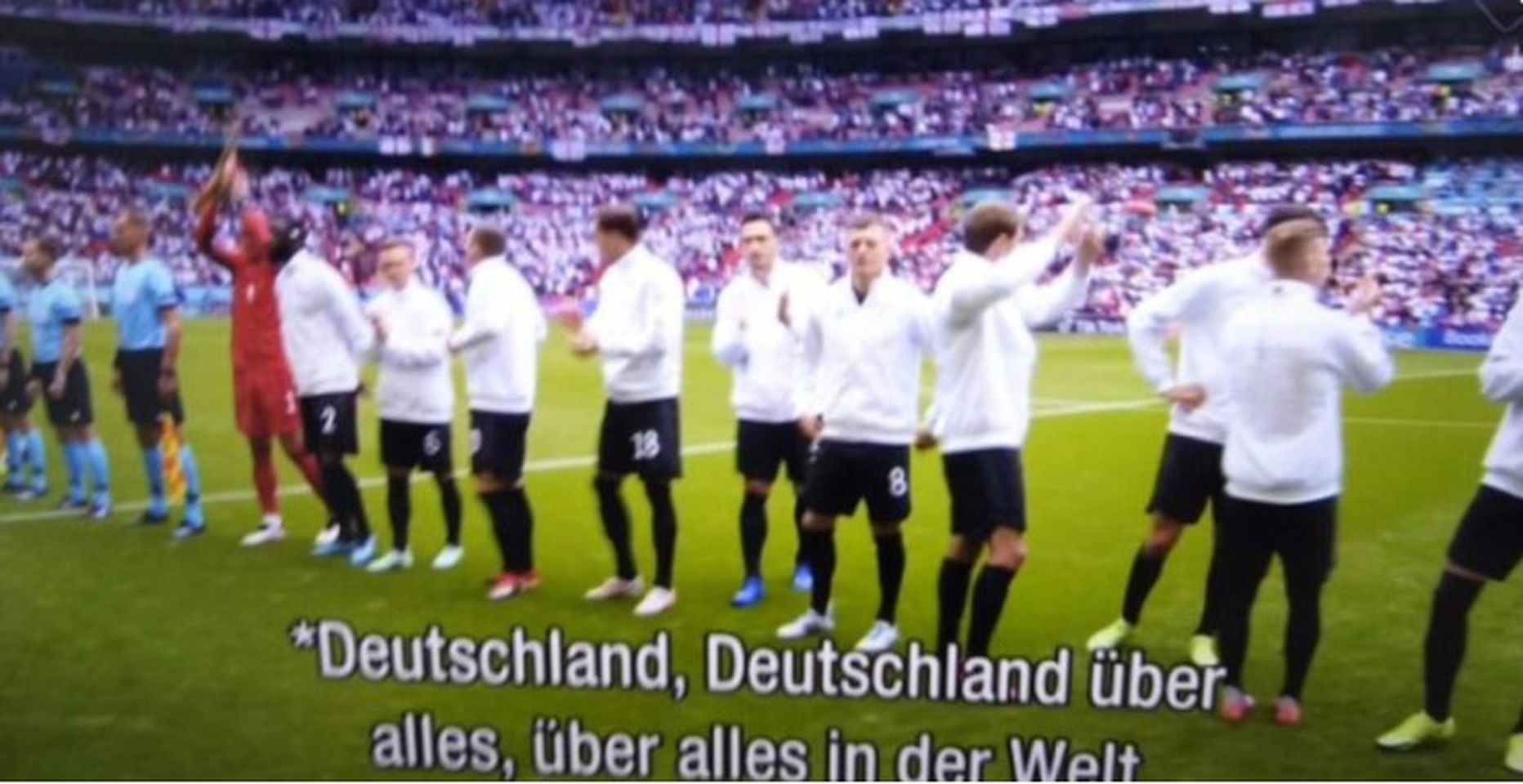 Hollandi telekanal pani Inglismaa - Saksamaa jalgpallimatši eel mängitud Saksa hümnile subtiitriteks vanad hümnisõnad.