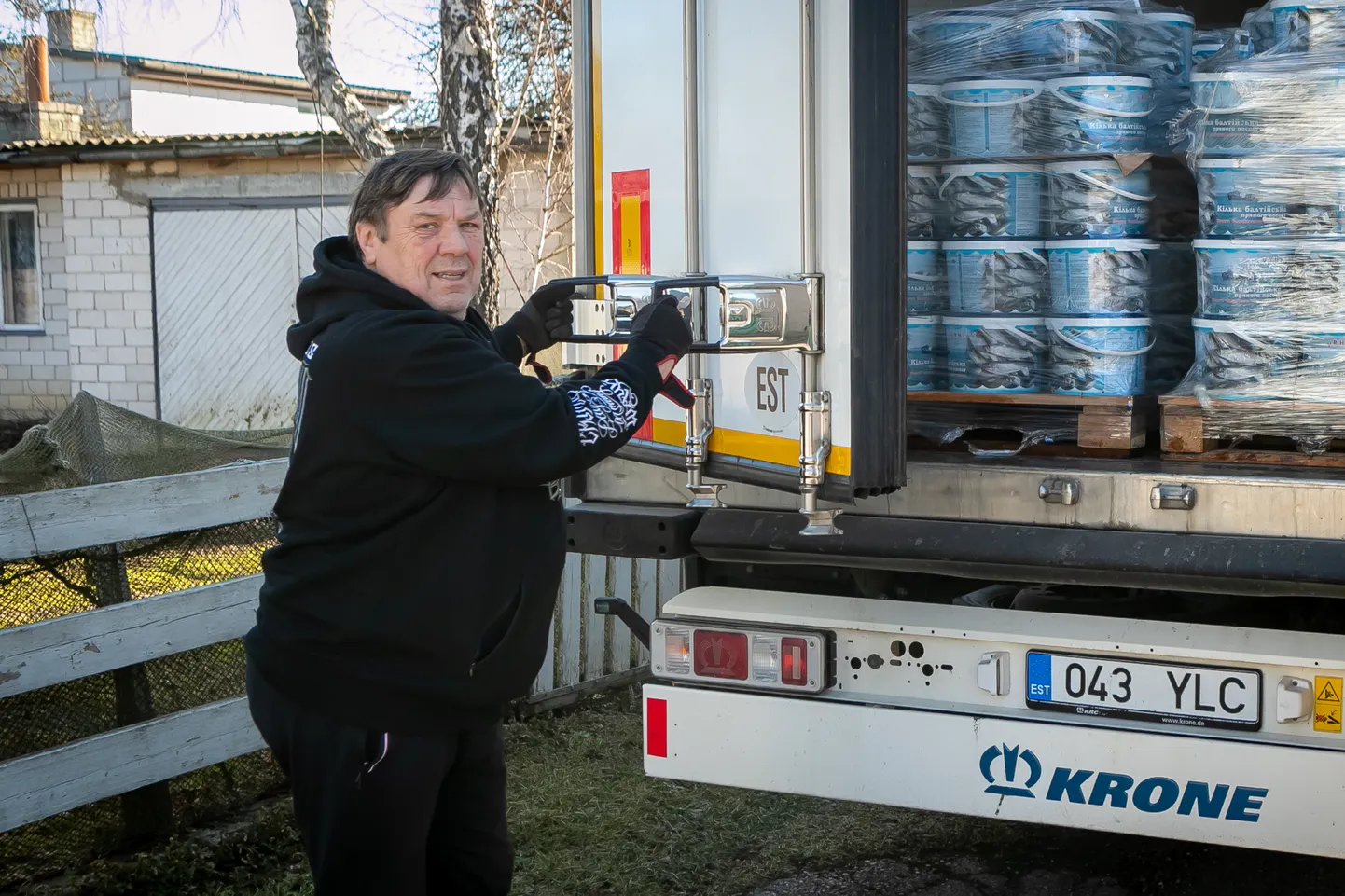 SÕITES TULEB IKKA MIDAGI KAASA TUUA: Eile ootas Sergei Poolas, et oma veokile õunakoorem peale laadida ja see Soome viia.