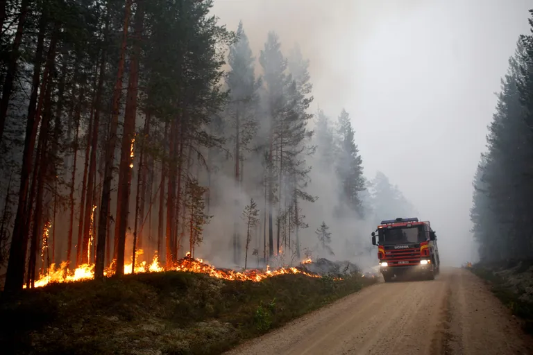 Päästjad võitlesid tulekahjuga Karboles.