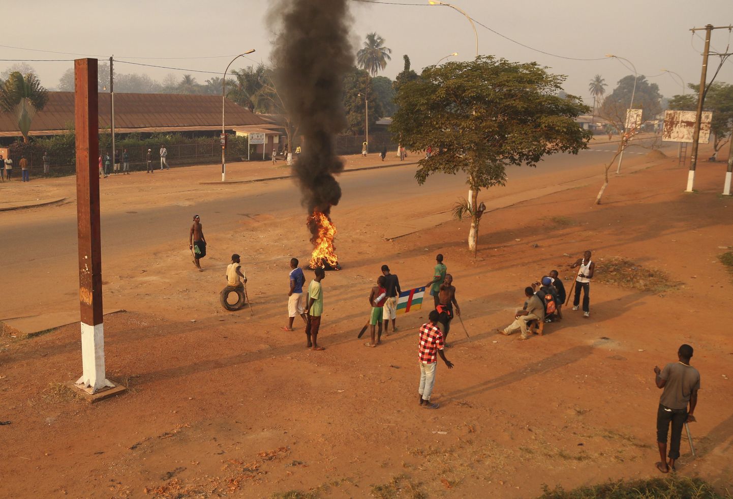 Bangui Lakouenga piirkonna elanikud põletavad autokumme pärast seda, kui üks nende seast lasti maha moslemite vara rüüstamisel.