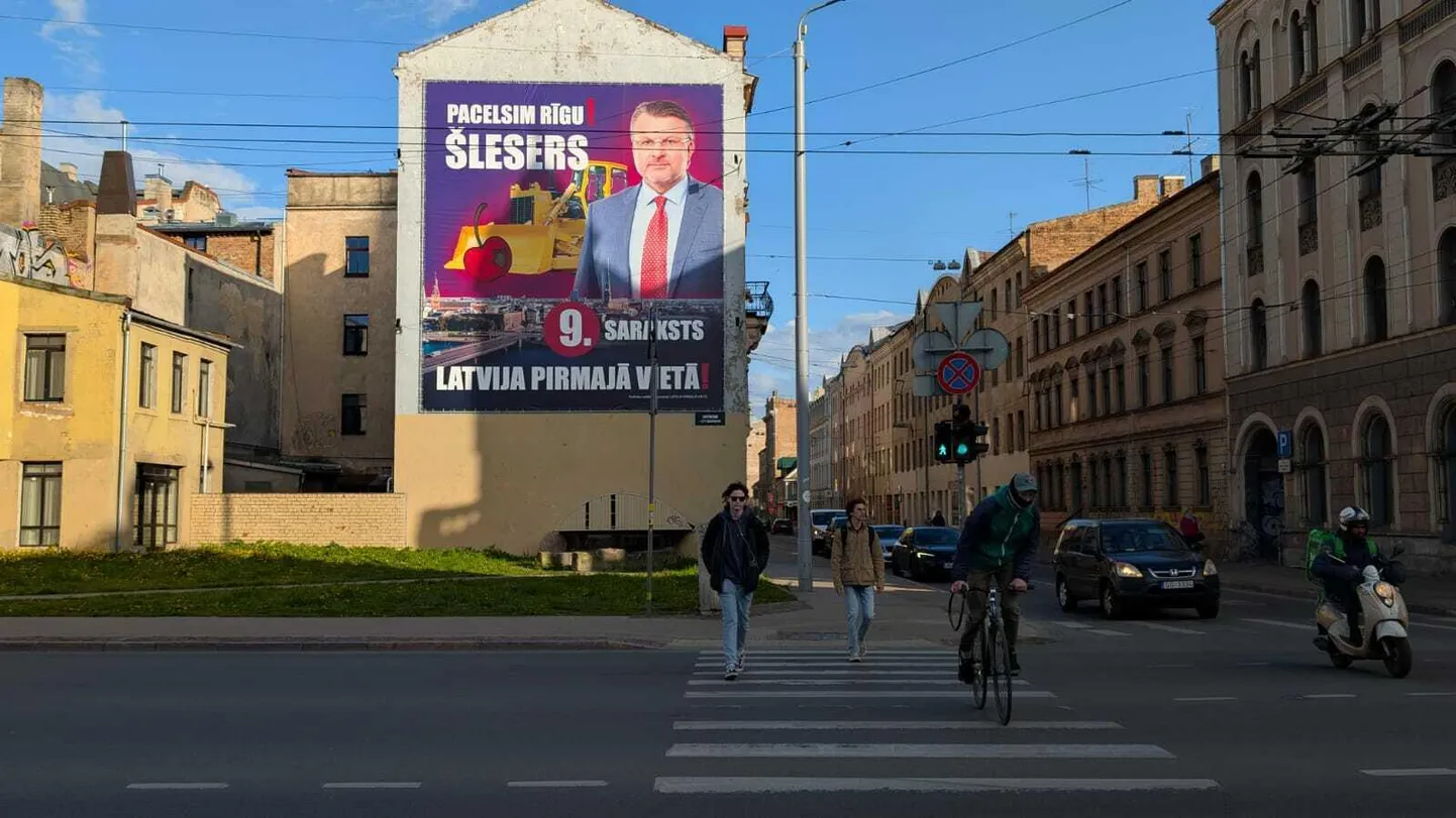 Ainārs Šlesersi​ ehk «buldooseri» valimisplakat Riias.