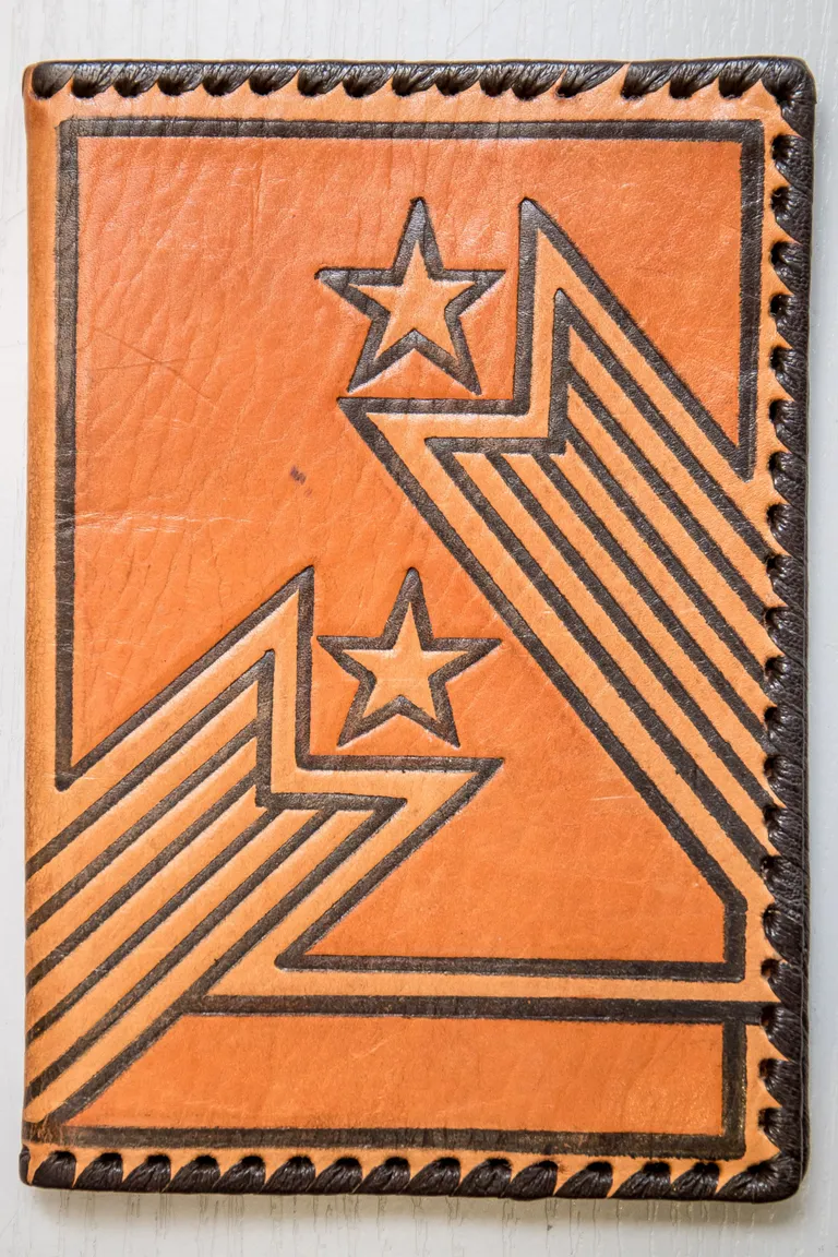Nahkgalanterii kombinaat Linda Tartu filiaalis kunstnik Ruuda Maarandi kavandi järgi 1970. aastate teises pooles või 1980. aastate alguses toodetud värvitud nahast
passikaaned, mille kujunduses kasutatud viisnurka on võimalik vaadelda ja tõlgendada ühtaegu nii nõukogude ideoloogia kui ka popkunsti avaldusena. FOTO:SANDER ILVEST/POSTIMEES