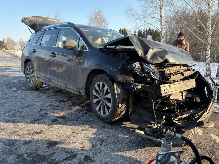 Peateel liikuvale Subarule sõitis kõrvalteelt ette teine auto.