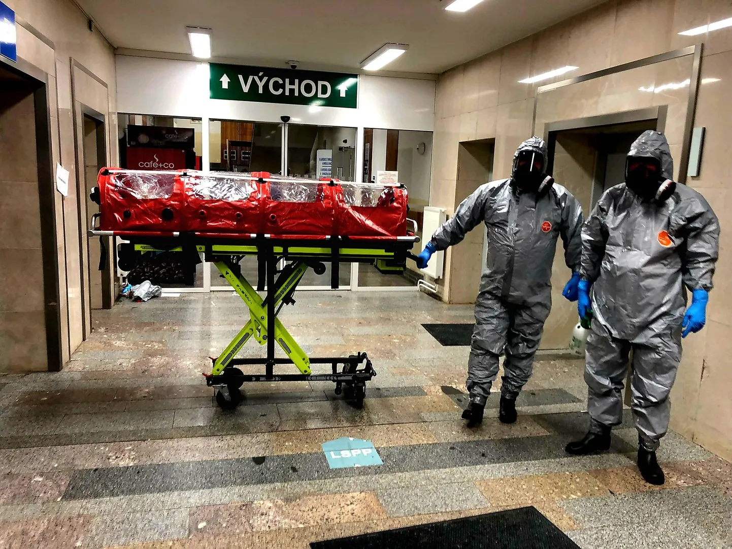Ebolakahtlusega ameeriklane isoleeriti ja toimetati teise haiglasse suure päästeoperatsiooni käigus.