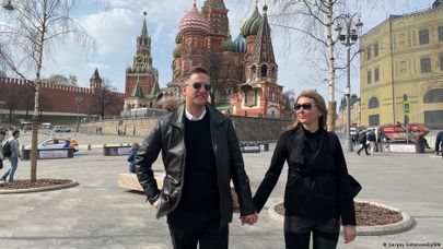 Хайнс-Герд Пинкернель и Катя Хармс прилетели в Москву, чтобы сделать прививку от ковида
