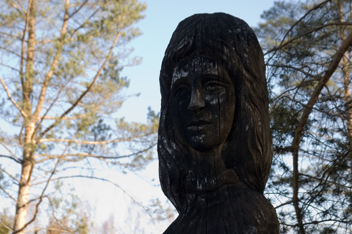 Tammepuust skulptuur "Pärtli Liisu" Paduvere talumuuseumi õuel