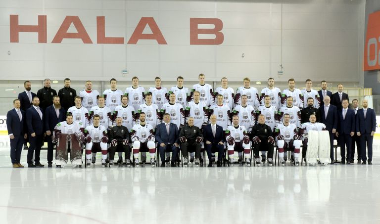 Latvijas hokeja izlase Bratislavas ledus hallē fotografējas kopbildei.