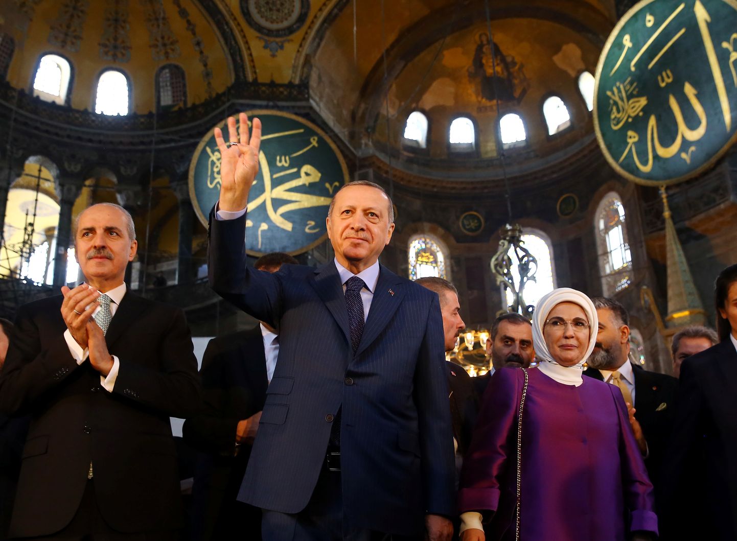 Türgi president Recep Tayyip Erdoğan oma naise Eminega Hagia Sophia muuseumis.