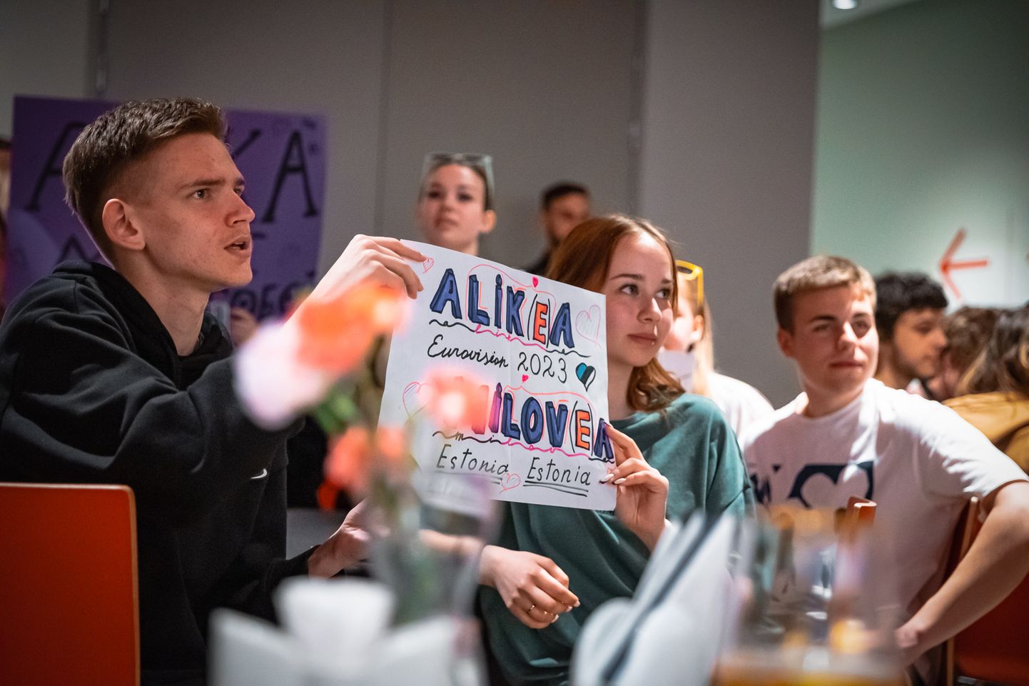 Ligemale poolsada narvalast kogunes neljapäeva õhtul Vaba Lava Narva teatrikeskuse kohvikusse, et elada ühisvaatamisel kaasa Alika etteastele Eurovisiooni lauluvõistlusel.