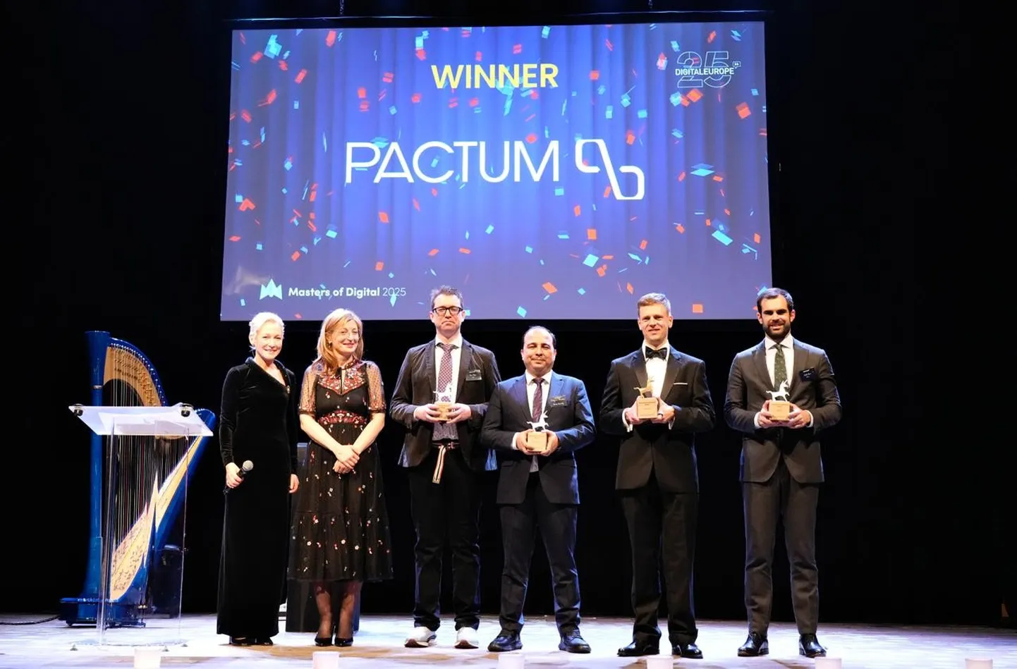 Future Unicorni neli finalisti koos DigitalEurope'i juhi ja Euroopa Komisjoni volinikuga.