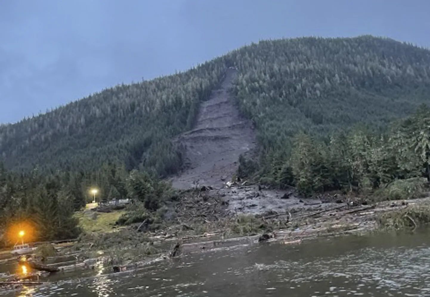 USA Alaska osariigis Wrangelli lähistel leidis 21. novembril aset võimas maalihe, milles hukkus vähemalt üks ja jäi kadunuks seitse inimest.