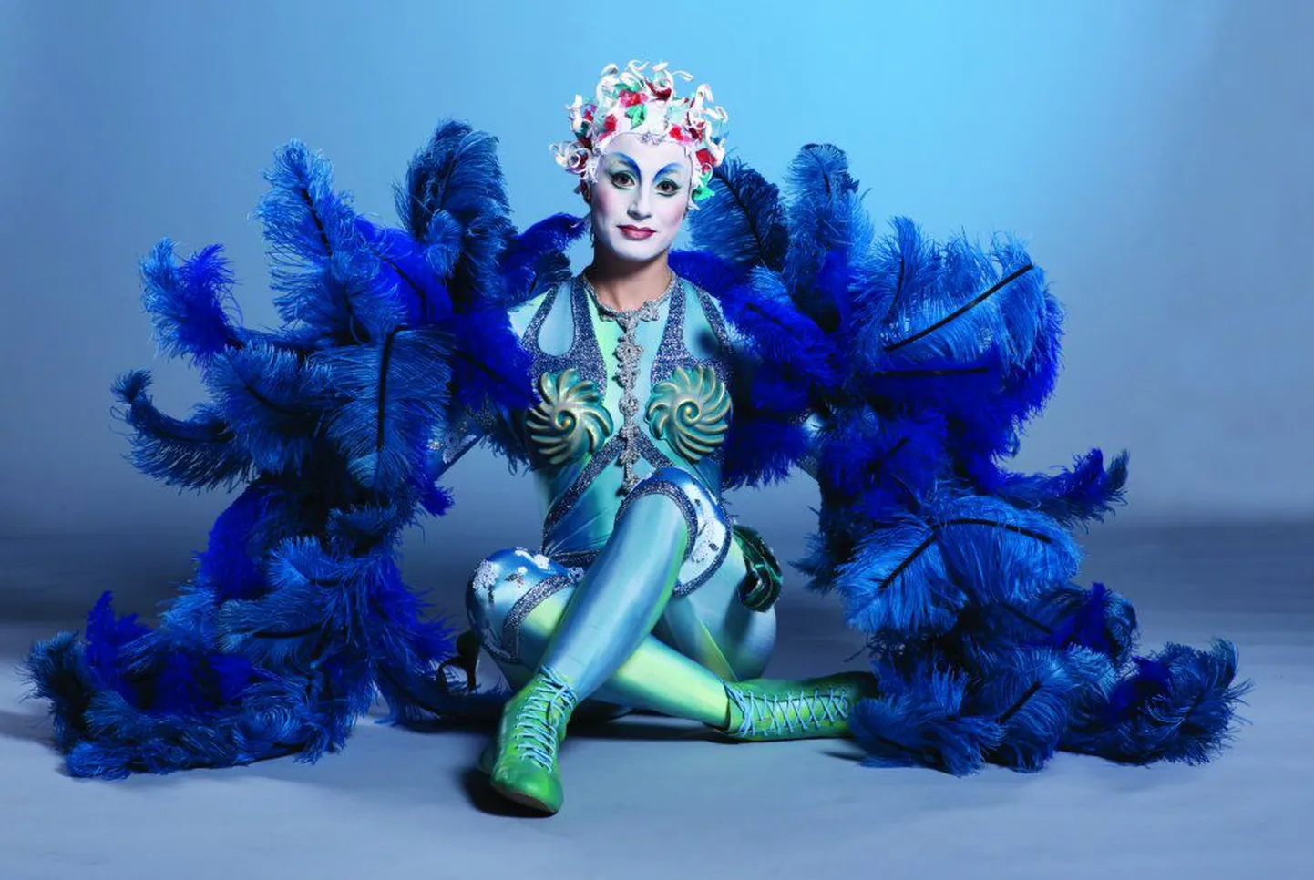 Cirque du Soleil’ Alegria show esinejate kostüümid on kaunistatud kalliskividega