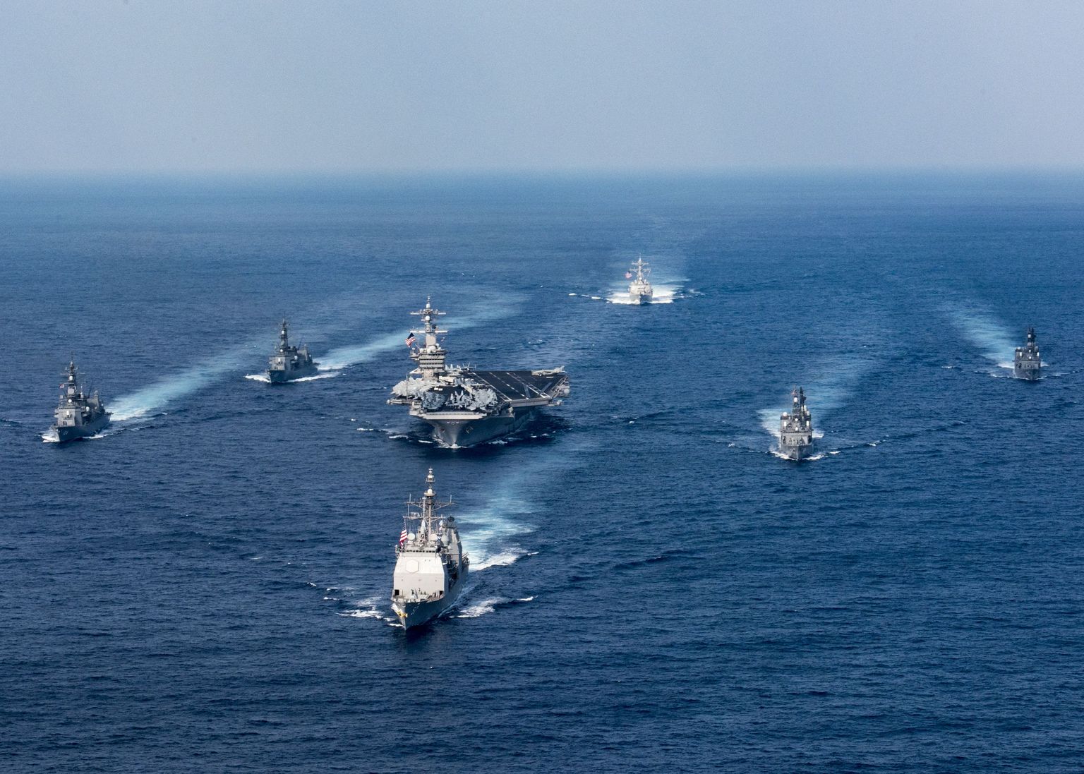 USS Carl Vinson ja selle toetuslaevad.