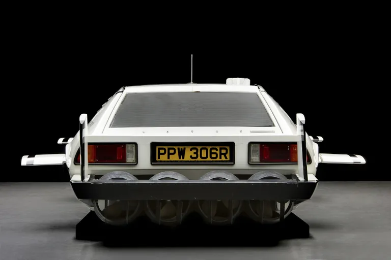 Lotus Esprit sportauto, millega James Bond (Roger Moore) sõitis filmis «The Spy Who Loved Me».