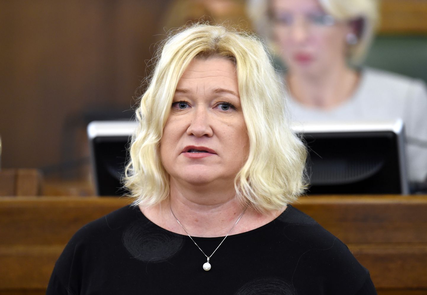 13. Saeimas deputāte Linda Liepiņa nodod zvērestu jeb svinīgo solījumu 13. Saeimas pirmās sēdes laikā.