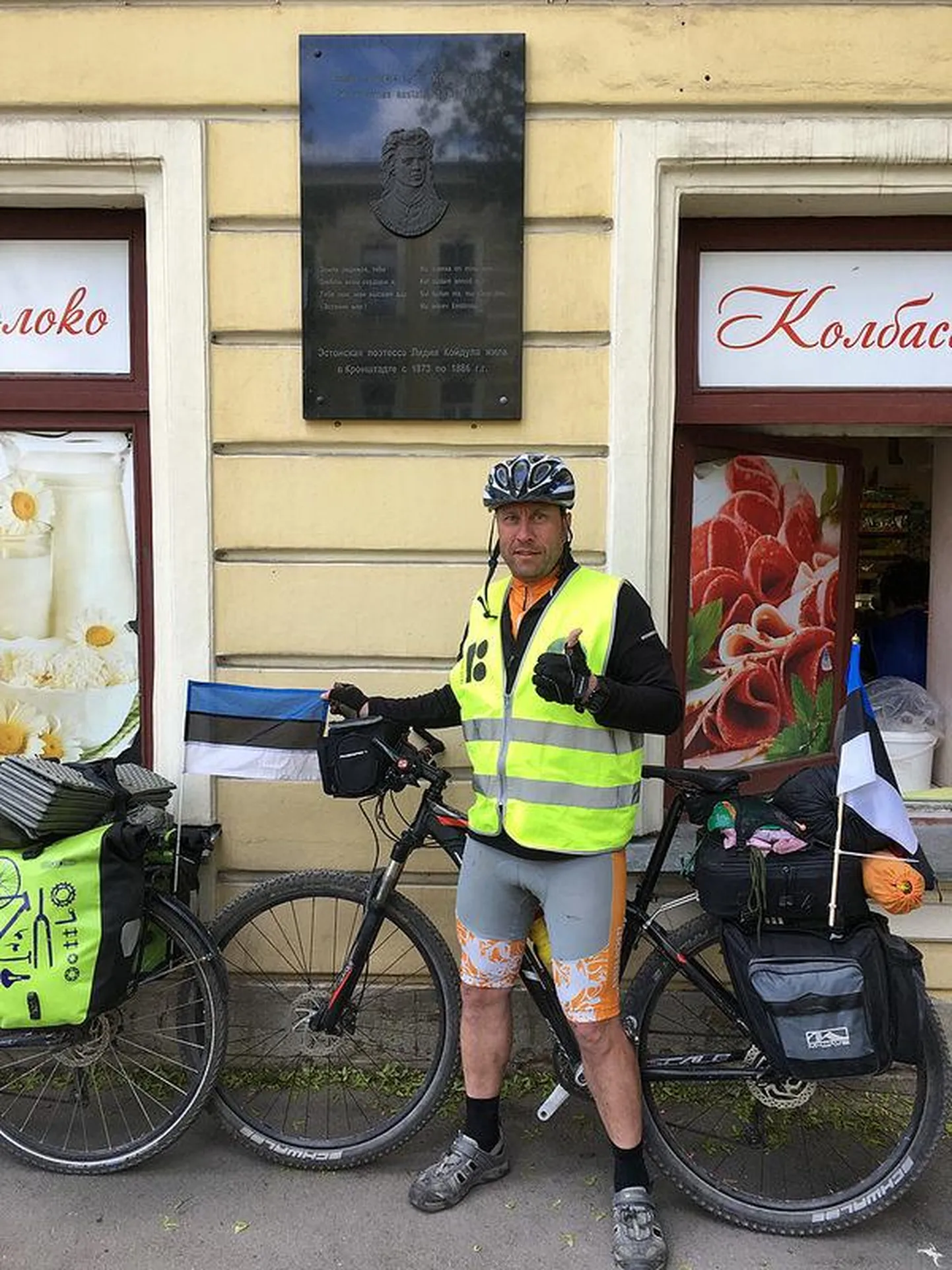 Läänemere ringil Margus Tali Kroonlinnas Lydia Koidula mälestustahvli ees.