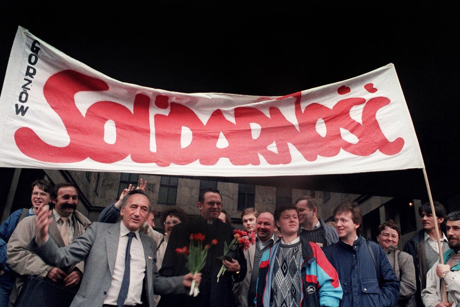 Taaslegaliseeritud Solidaarsuse liikmed ja toetajad 1989. aasta 17. aprillil.
