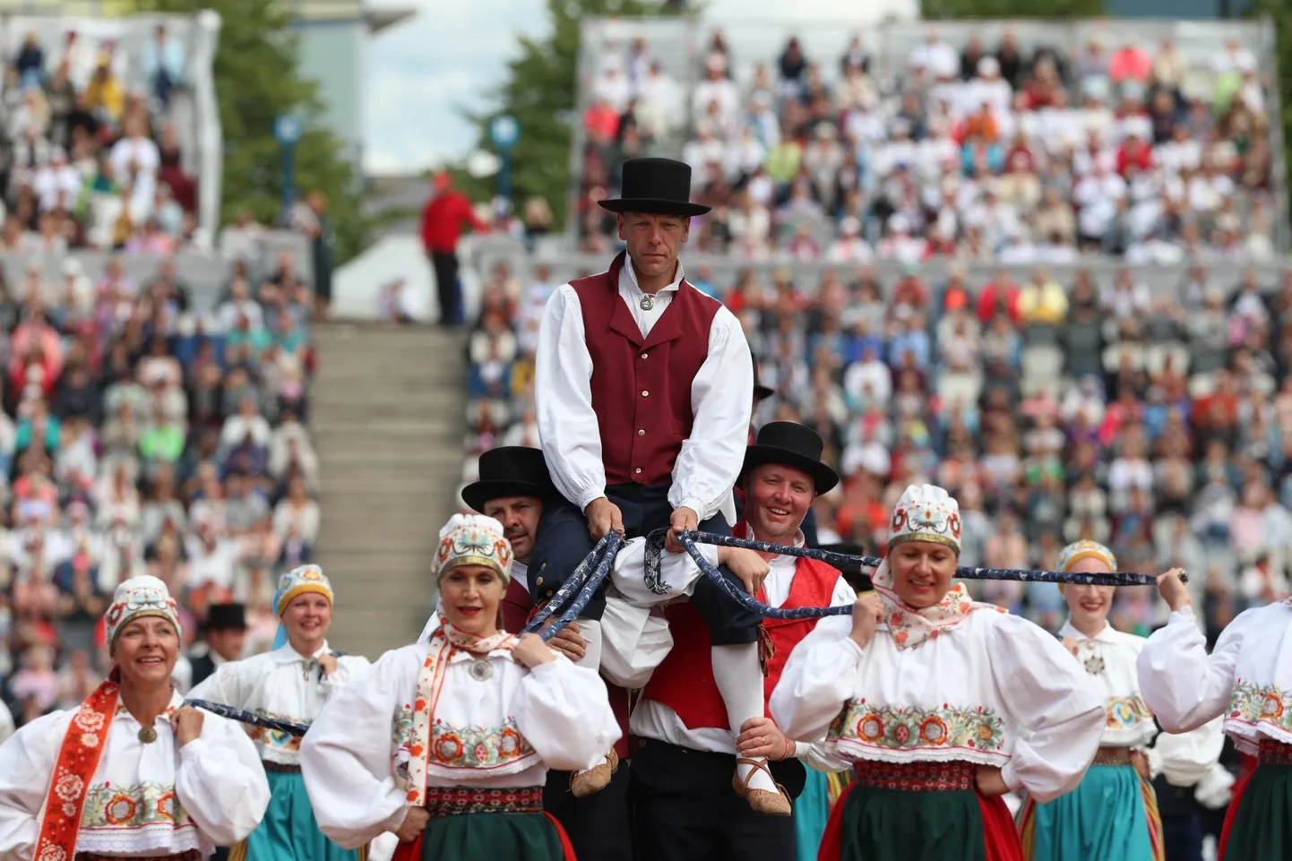 Viljandi valla rahvatantsurühm «Pärilised»