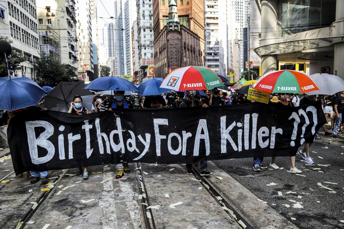 Hiina keskvõimu vastased meeleavaldajad kandsid Hongkongis plakatit kirjaga: «Tapja sünnipäev?» FOTO: Vivek Prakash/Epa/Scanpix