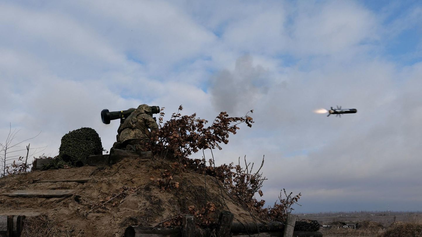 Ukraina sõdur tulistab tankitõrjerelvast Javelin vastase sõjalise objekti pihta.