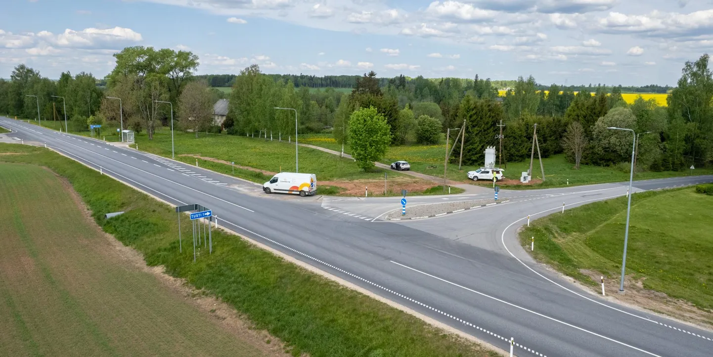 Tusti ja Uusna ristmiku äärde püstitatud valgustid peaksid muutma pimedal ajal liiklemise ohutumaks.