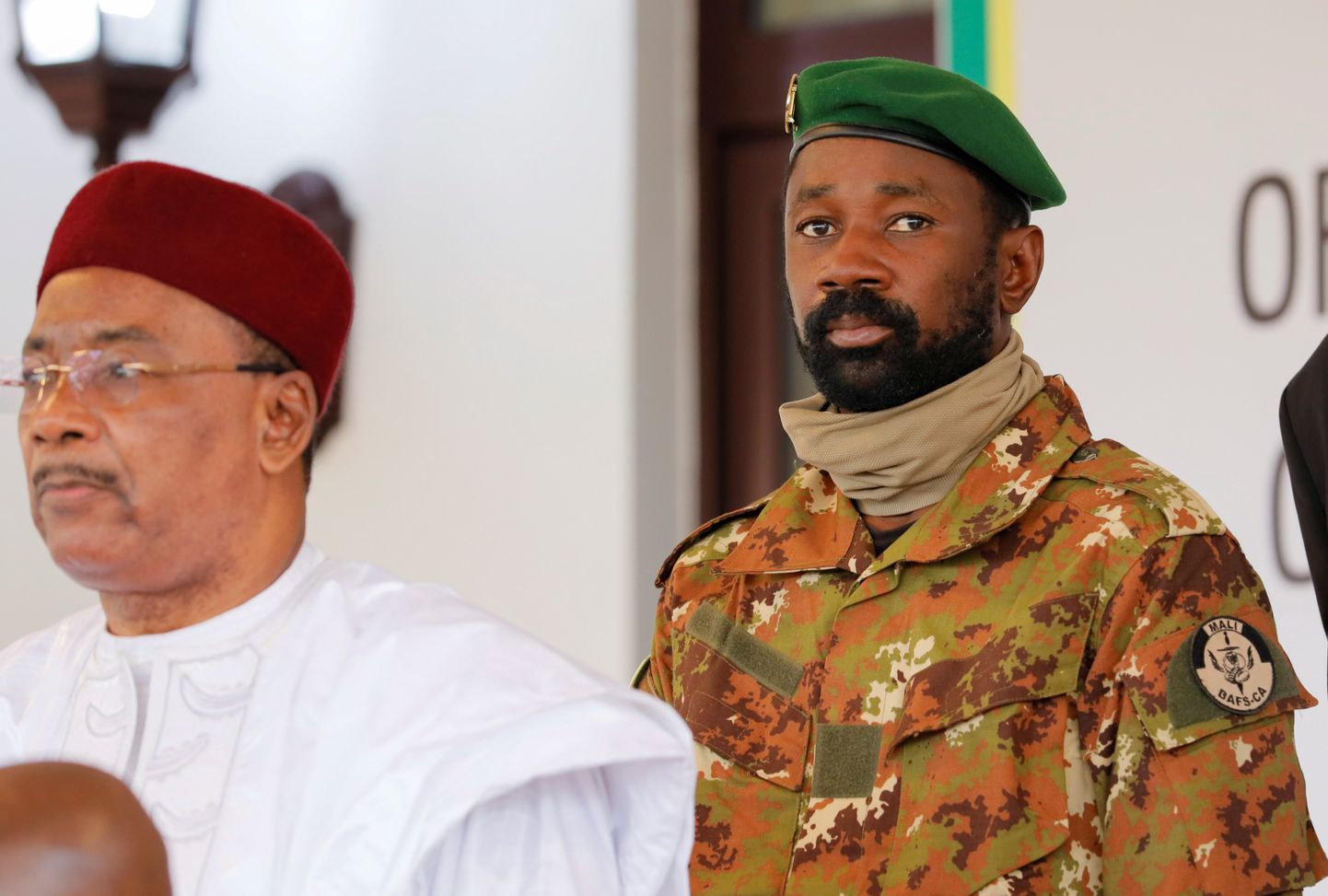 Mali hunta liider Assimi Goïta (paremal) Lääne-Aafrika riikide kohtumisel Ghana pealinnas Accras 15. september 2020.