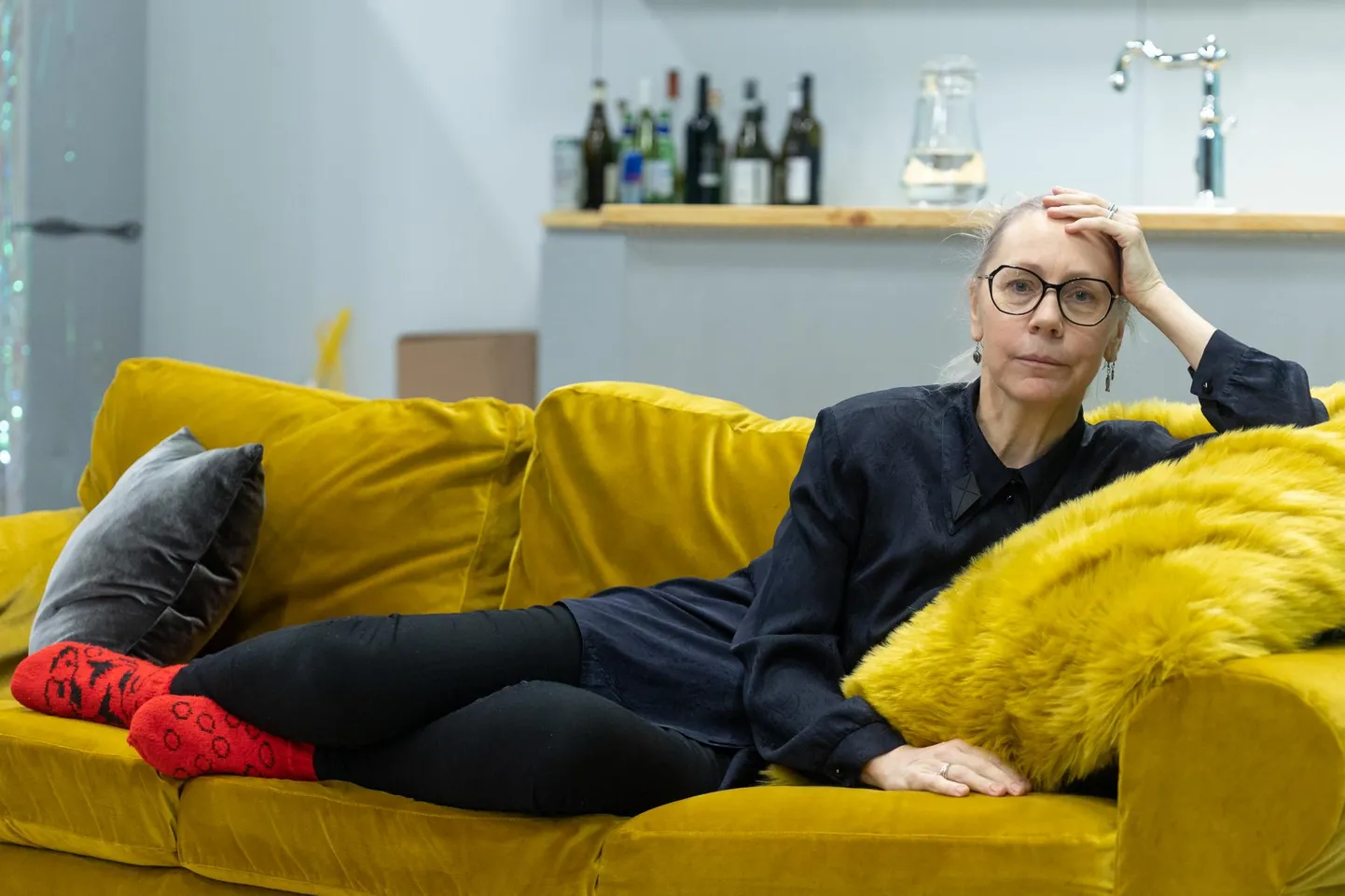 Lavastaja Tiina Mälberg proovib, kas “Alguse” diivan on mugav.