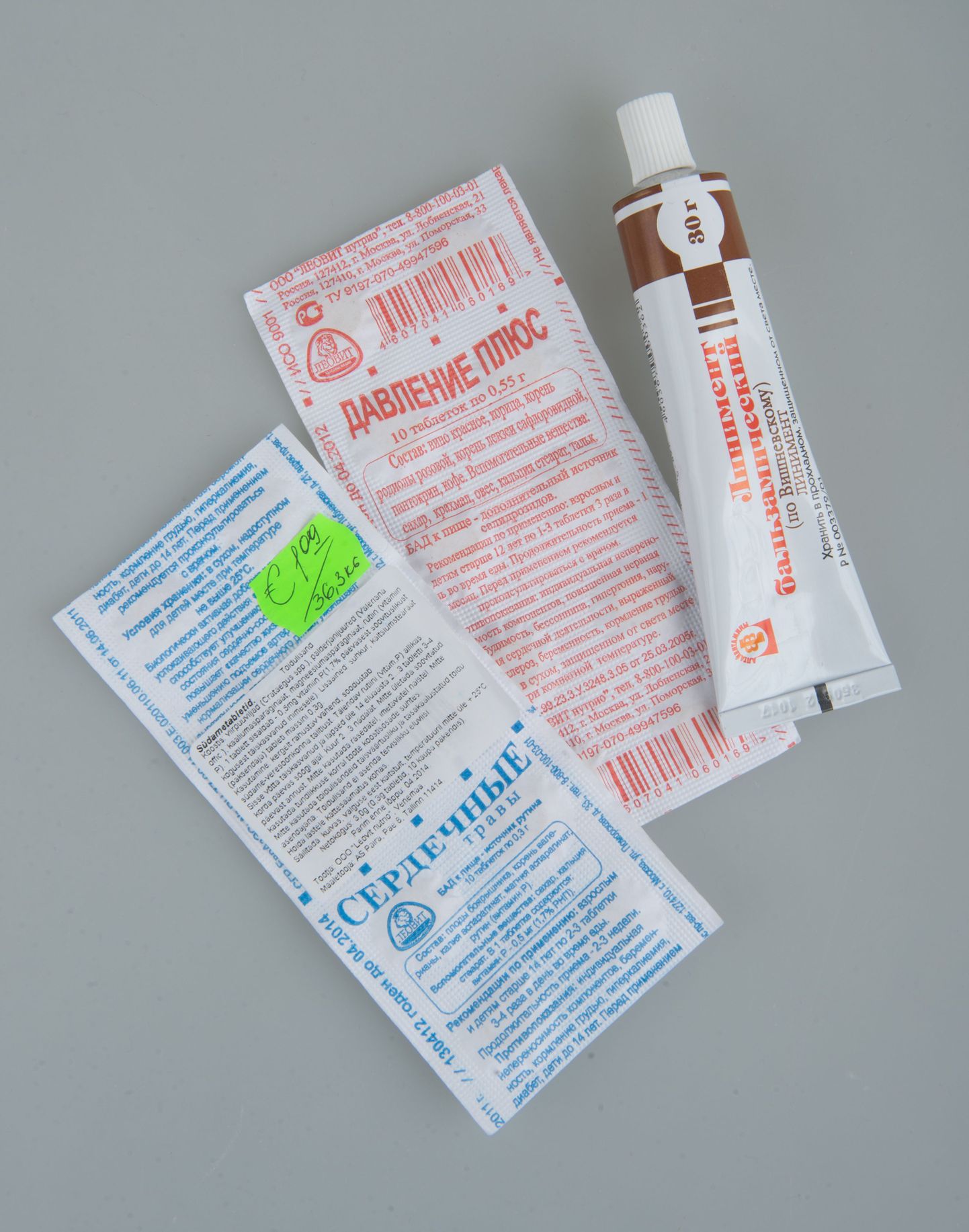 Kuigi tabletilehed meenutavad ravimeid, on tegu siiski toidulisandiga, mida võib turul müüa. Tuubis oleva Višnevski salvi müük aga on väljaspool apteeki keelatud.